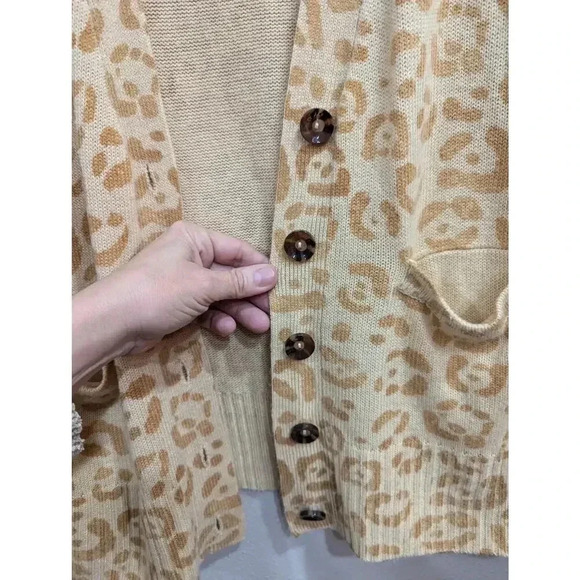 Cheetah print pocket tan knit sweater w/tortoise shell buttons, Andrée by Unit - Picture 4 of 8